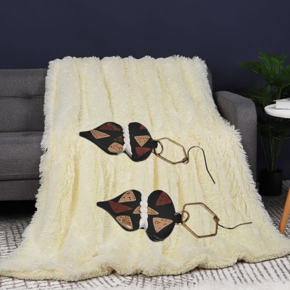 .👣4/$20. Multicolor Earrings with Geometric Accents - Picture 3 of 4